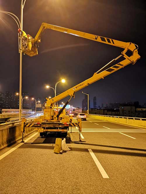 折叠臂式路灯检修车