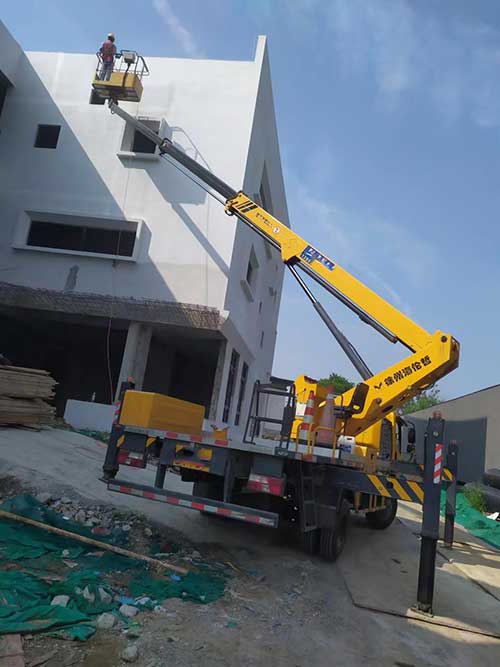 22米高空作业车粉刷外墙施工现场