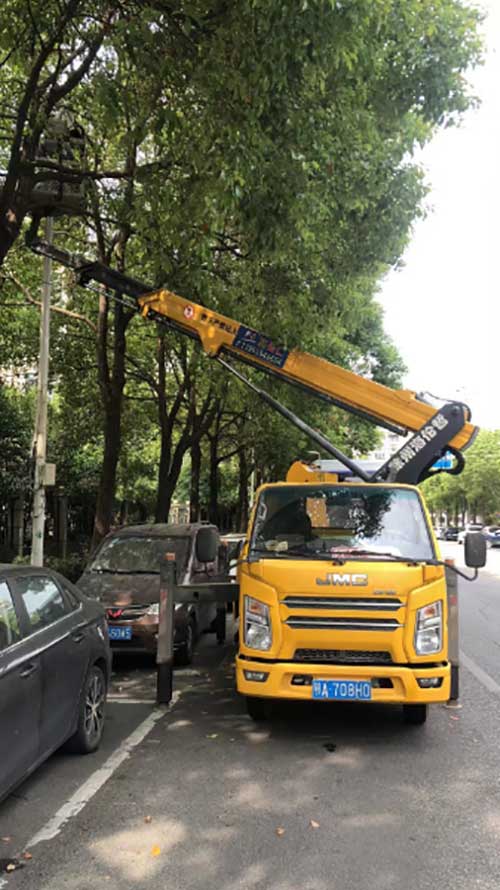 18米升降车砍树施工现场